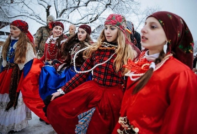 Согласно традиции, щедровали девушки