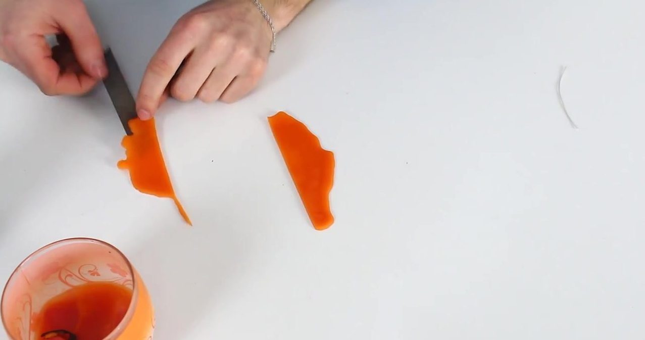Часть заготовки для свечи откладывается в сторону