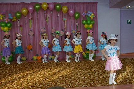Вариант оформления сцены на 8 марта