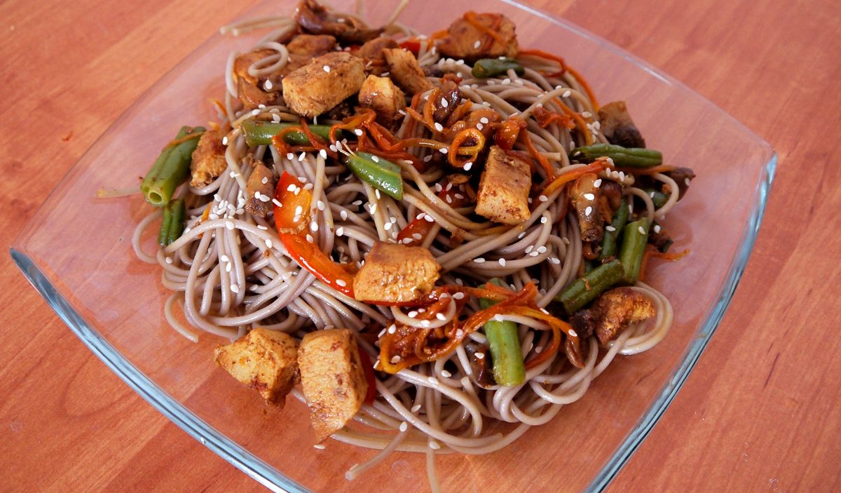 Домашняя яичная лапша с курицей и овощами