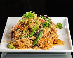 Как приготовить блюда из домашней яичной лапши? Рецепты вкусной яичной лапши с грибами, курицей, овощами, креветками, свининой, говядиной