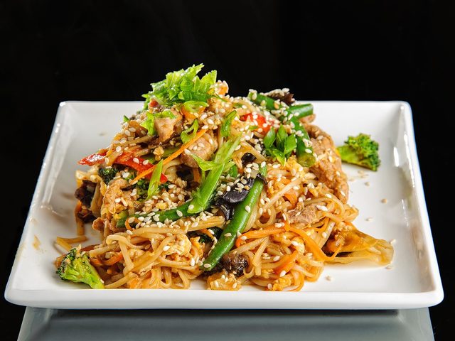 Как приготовить блюда из домашней яичной лапши? Рецепты вкусной яичной лапши с грибами, курицей, овощами, креветками, свининой, говядиной