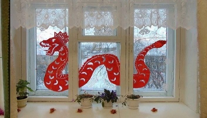 Украшение окон к новому 2025 году змеи