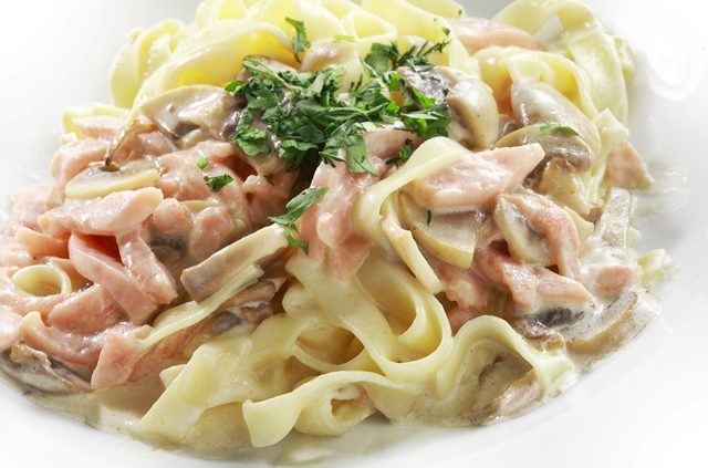 Паста с грибами и ветчиной