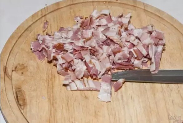Нарежьте бекон соломкой