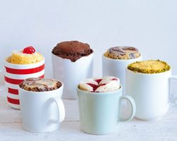 Кекс в микроволновке: с кофейно-шоколадным, с клубнично-ванильным вкусом, покрытый сливочной глазурью, из шоколадного теста с соленой карамелью, из бананового теста с крем-брюле, из морковного теста, с добавлением пива, арахисового масла, лайма и кокоса, с цитрусами и шоколадом, с яблочным пюре и корицей — ингредиенты, подробная инструкция