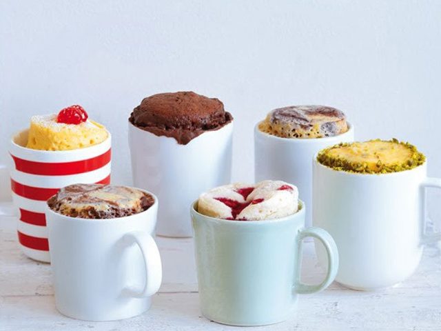 Кекс в микроволновке: с кофейно-шоколадным, с клубнично-ванильным вкусом, покрытый сливочной глазурью, из шоколадного теста с соленой карамелью, из бананового теста с крем-брюле, из морковного теста, с добавлением пива, арахисового масла, лайма и кокоса, с цитрусами и шоколадом, с яблочным пюре и корицей — ингредиенты, подробная инструкция