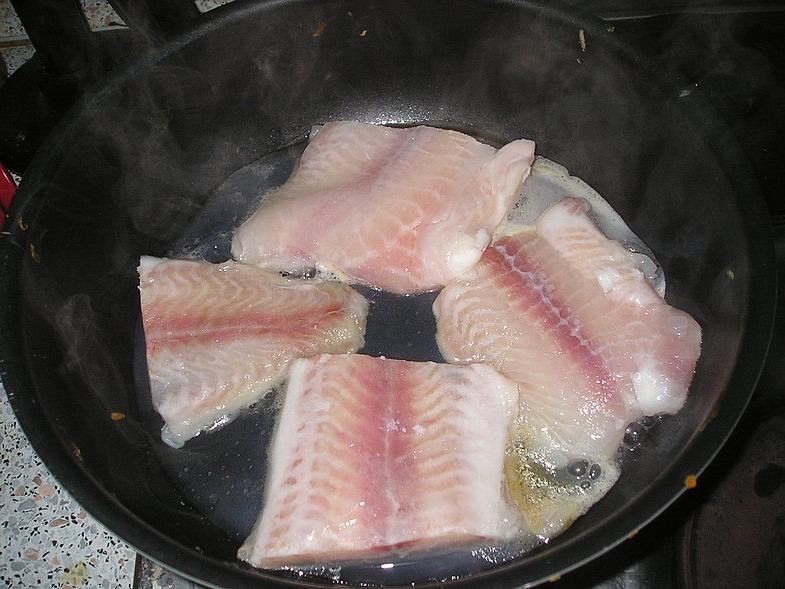 Рецепт жаренной рыбы с луком и морковью по омлетом