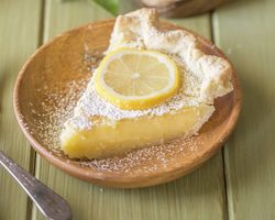 Рецепты вкусного лимонного пирога из песочного, дрожжевого, слоеного теста. Как испечь домашний творожно-лимонный, яблочно-лимонный, постный, морковный, быстрый пирог с лимонной начинкой?