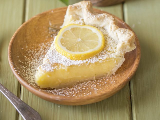 Рецепты вкусного лимонного пирога из песочного, дрожжевого, слоеного теста. Как испечь домашний творожно-лимонный, яблочно-лимонный, постный, морковный, быстрый пирог с лимонной начинкой?