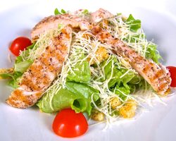 Вкусные рецепты салата Цезарь с курицей, креветками, семгой, ветчиной, колбасой, мясом свинины в домашних условиях. Как приготовить соус заправку для салата Цезарь?