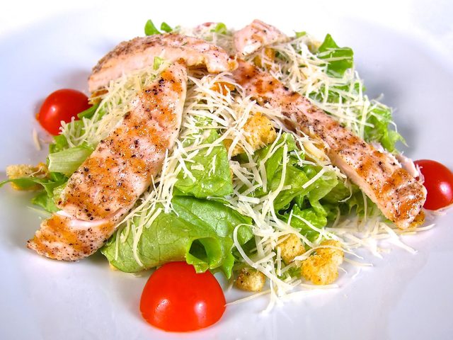 Вкусные рецепты салата Цезарь с курицей, креветками, семгой, ветчиной, колбасой, мясом свинины в домашних условиях. Как приготовить соус заправку для салата Цезарь?
