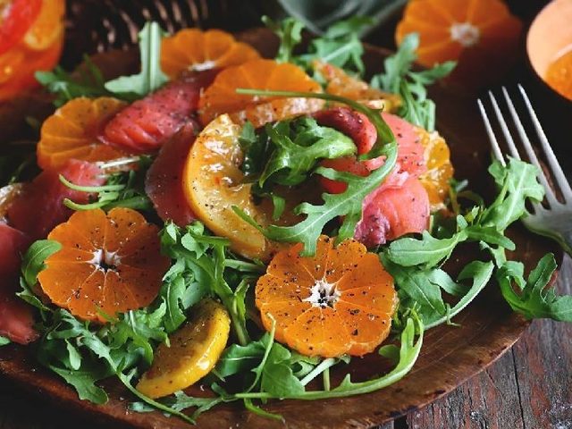 Блюда с мандаринами: рецепты. Салаты с мандаринами и курицей, красной икрой, пекинской капустой, копченой курицей, говядиной: рецепты
