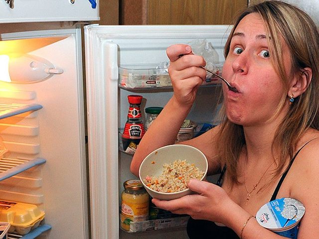 Обжорство и переедание ночью: признаки причины, последствия. Что делать при переедании на ночь, как избавиться от чувства голода ночью?