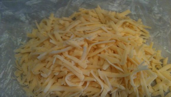 Рулет из омлета с мясным фаршем: натираем сыр