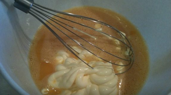 Рулет из омлета с мясным фаршем: добавляем сметану