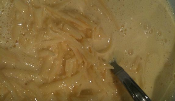Рулет из омлета с мясным фаршем: добавляем сыр