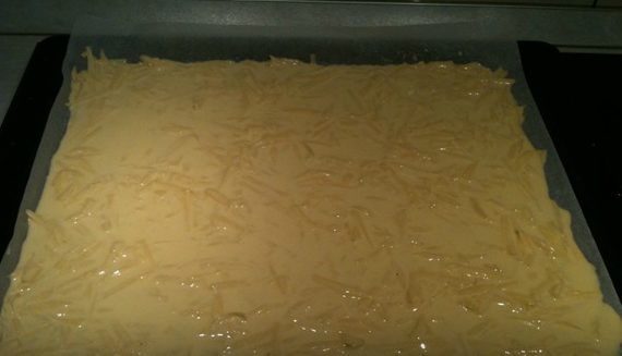 Рулет из омлета с мясным фаршем: выкладываем на противень