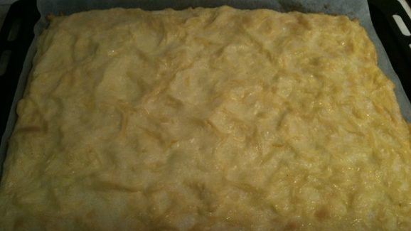 Рулет из омлета с мясным фаршем: вынимаем с духовки