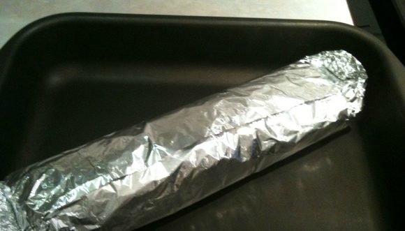 Рулет из омлета с мясным фаршем: обматываем рулет фольгой