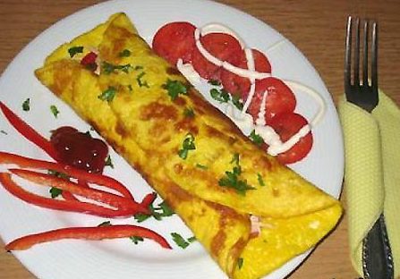 Рулет из омлета с колбасой и сыром: блюдо готово к подаче