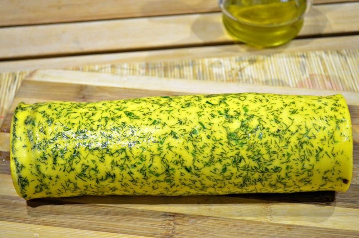 Рулет из омлета с грибами: сворачиваем рулетом
