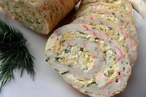 Рулет из омлета с крабовыми палочками