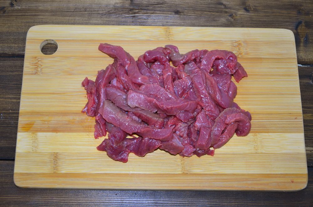Вот такими кусочками нужно нарезать мясо