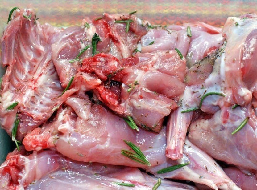 Кусочки мяса, обработанные приправами