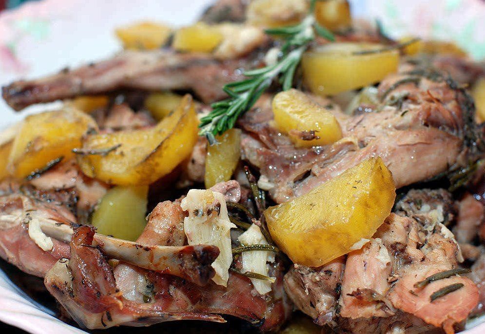 Вот так выглядит запечёное в белом вине кроличье мясо