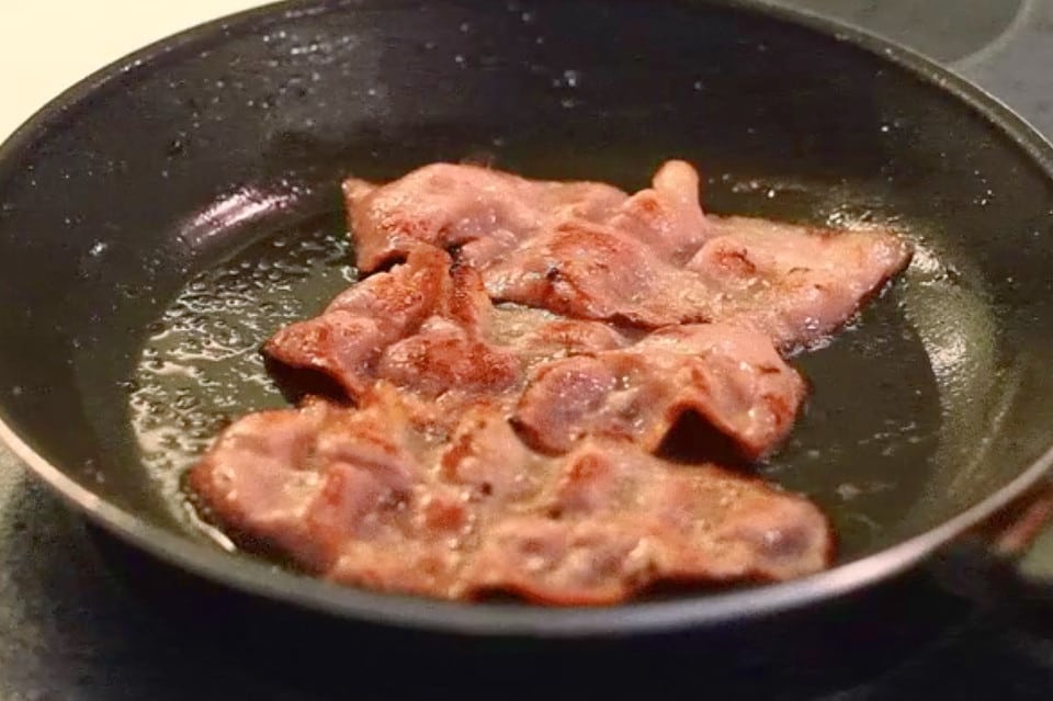Жир от бекона вполне может подойти для обжаривания мяса в вине