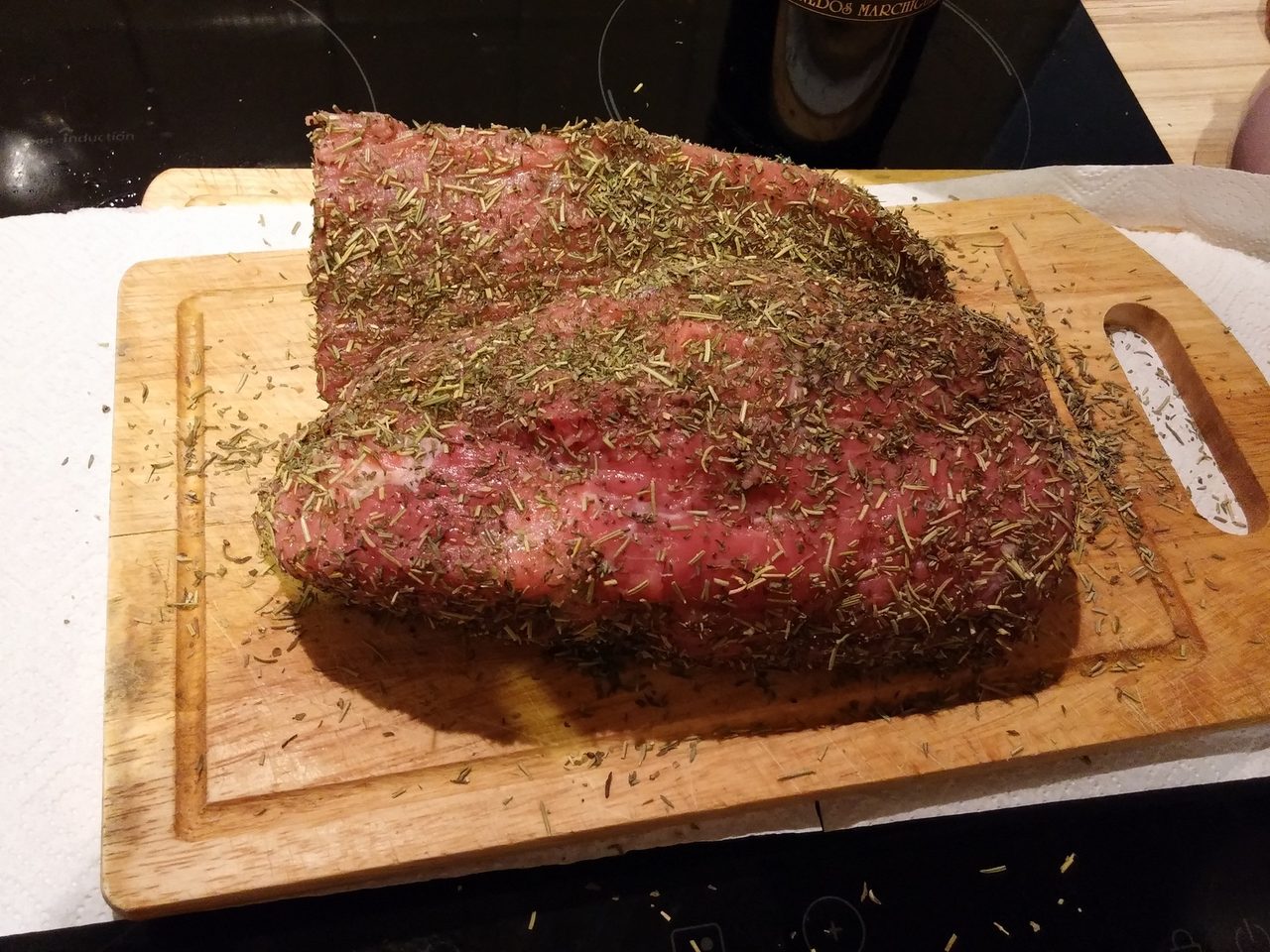 Вот так нужно обмазать мясо травами