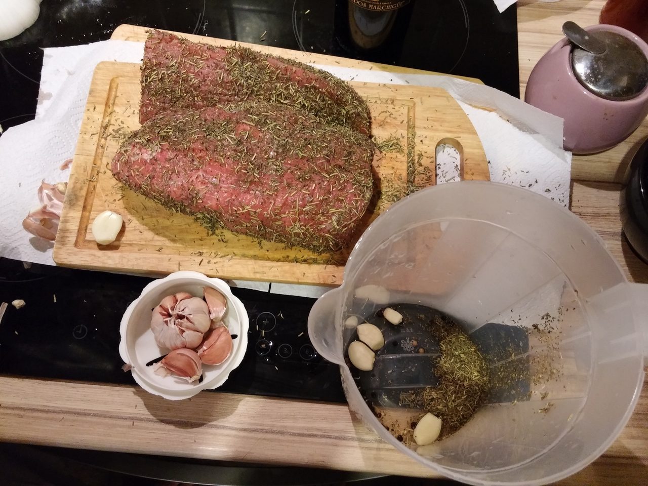 Вот так специи для мяса можно уместить на дно посуды