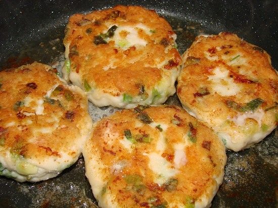 Оладьи с икрой персноводной рыбы.