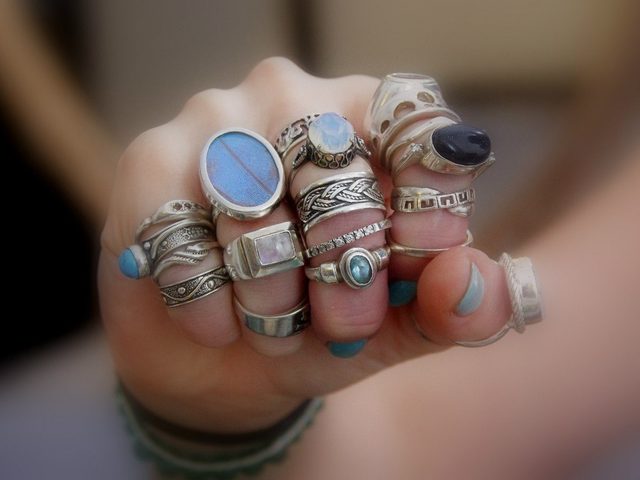 Как выбрать и купить серебряные кольца и перстни женские и мужские с камнями, бриллиантами на Алиэкспресс? Серебряные кольца на Алиэкспресс обручальные, с камнями, с золотом: каталог, цена фото