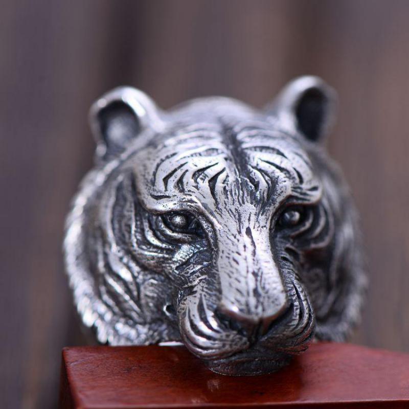 Мужское кольцо в виде морды тигра из серебра