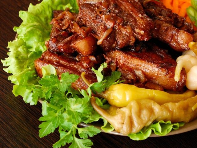 Рецепты мяса в красном и белом вине в духовке, мультиварке на сковороде. Как замариновать мясо в вине, запечь и потушить: лучшие рецепты