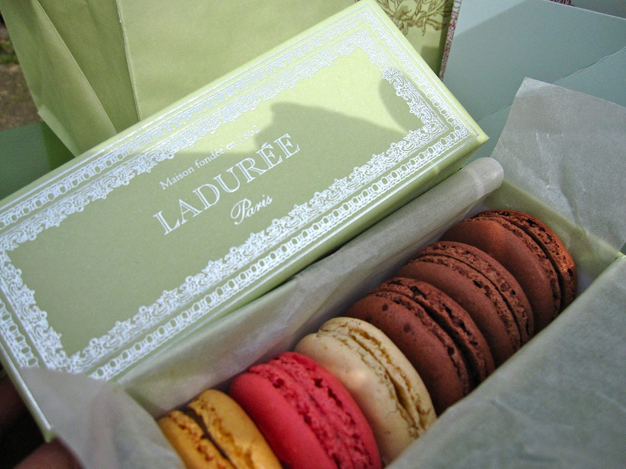 В кондитерской laduree дефонтена ежедневно продаётся огромное количество макарунов