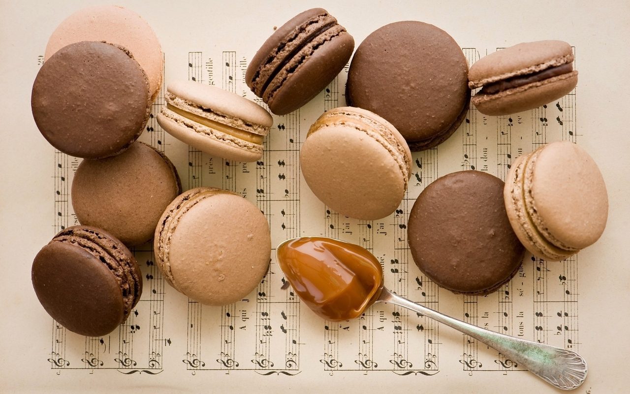 Макаруны с кофейной начинкой имеют и кофейные оттенки