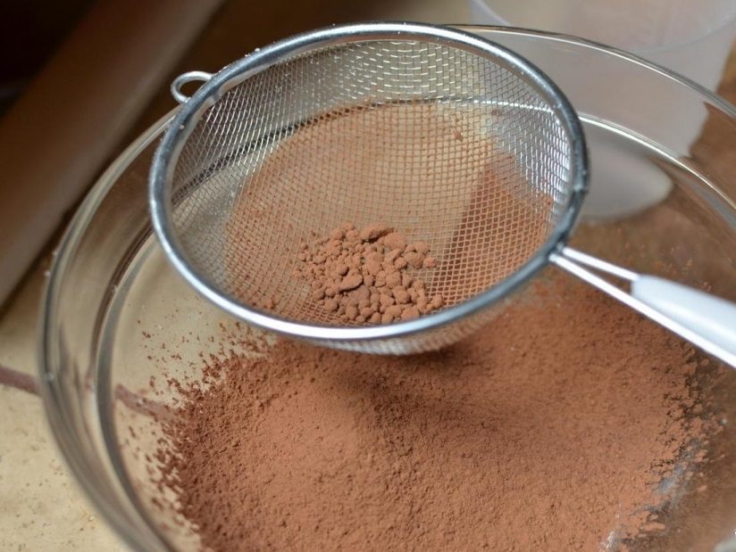 Просейте для шоколадных макарун и какао
