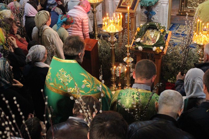 Правильно освящать вербу в субботу на службе.
