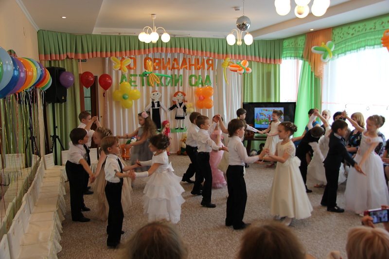Вальс на выпускном в саду.