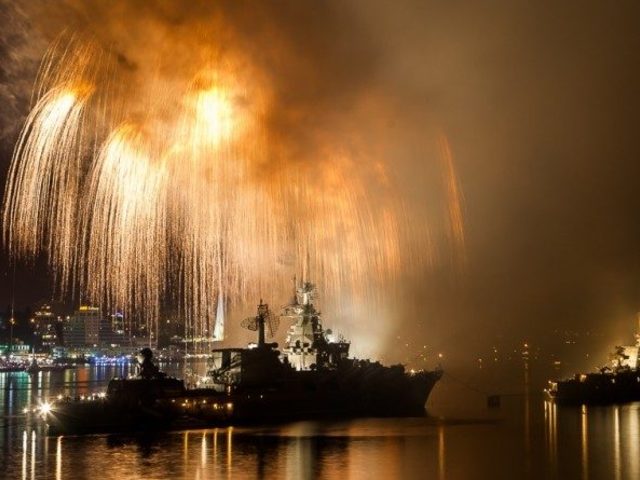 Как нарисовать праздничный Парад военных кораблей на Параде Победы? Как нарисовать военный корабль карандашом и красками для ребенка поэтапно?
