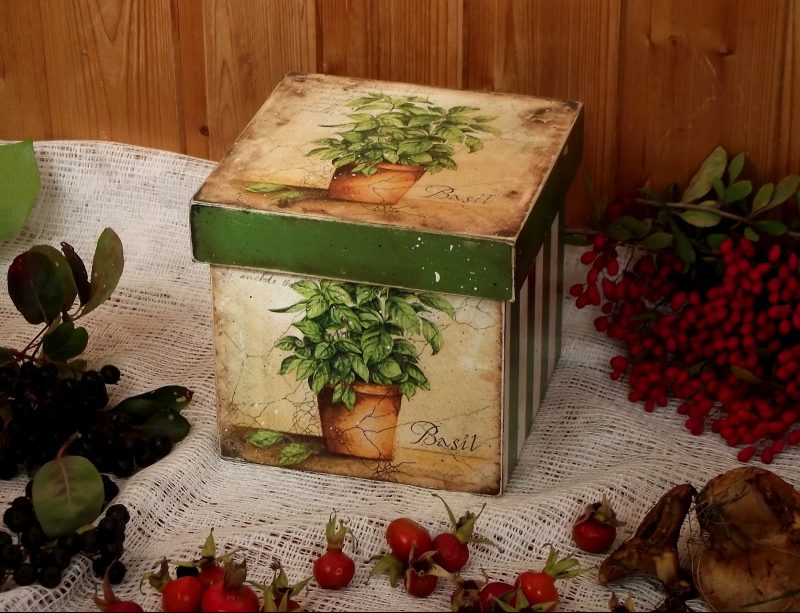 Коробка для хранения, оформленная в технике декупаж