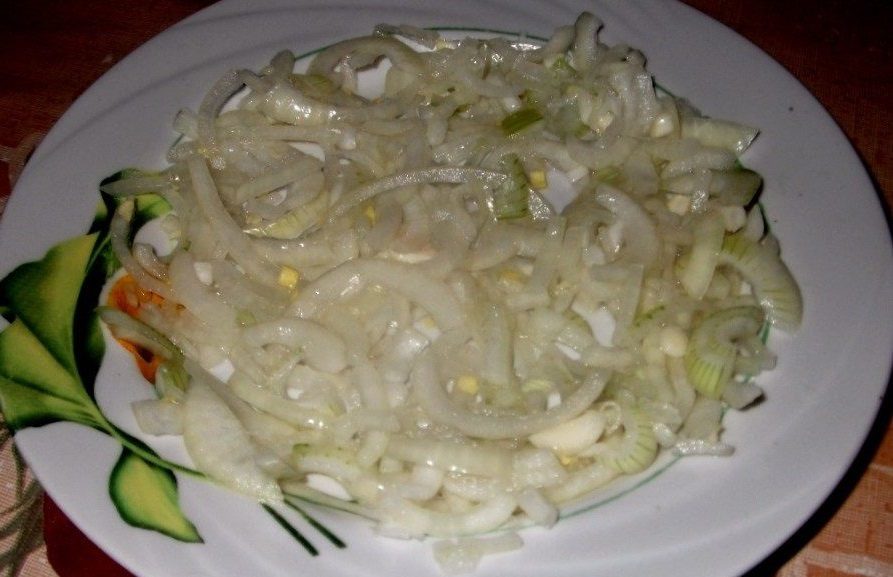 Салат "мужские грезы" с маринованным луком