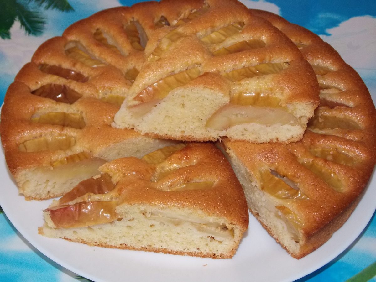 Бисквит с яблоками