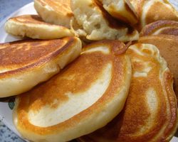 Вкусные пышные оладьи на кефире или кислом молоке с яблоками, без яиц, с кабачками, творогом, быстрые: лучшие рецепты. Как приготовить оладьи на кефире дрожжевые, с зеленым луком, сыром, бананом, капустные, диетические?