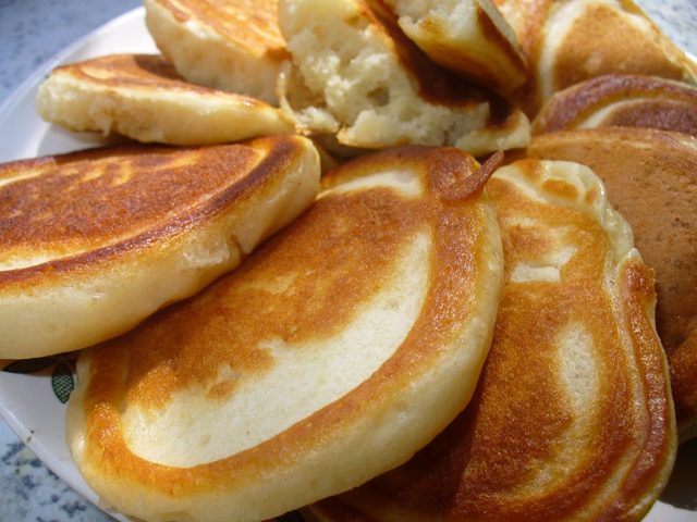 Вкусные пышные оладьи на кефире или кислом молоке с яблоками, без яиц, с кабачками, творогом, быстрые: лучшие рецепты. Как приготовить оладьи на кефире дрожжевые, с зеленым луком, сыром, бананом, капустные, диетические?