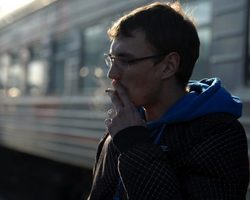 Курят ли теперь в поездах? Как курить в поезде дальнего следования? Какое наказание, штраф за курение в поезде, электричке?