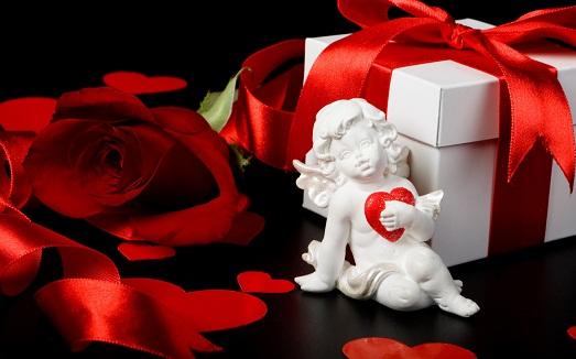 Традиционно на 14 февраля дарят валентинки. но лучше подготовить помимо открытки и более ценный подарок